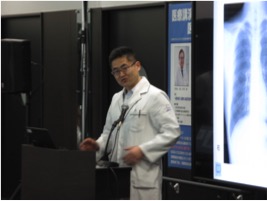 講演中の石丸診療部長